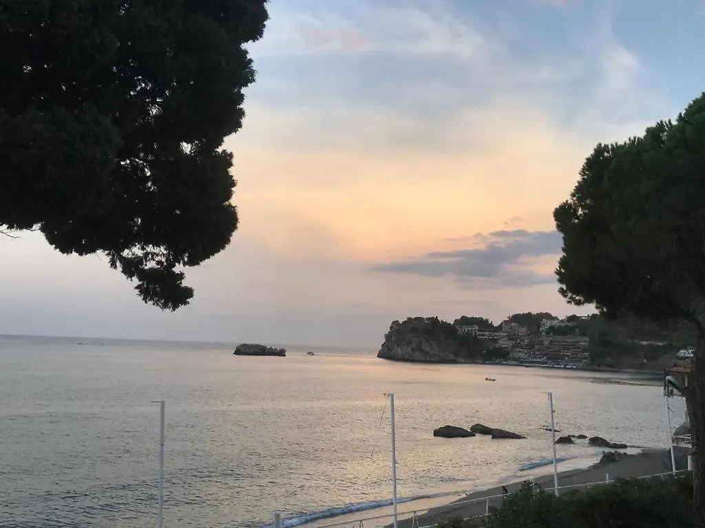 Taormina, Casa Mediterranea Sul Mare. Isola Bella. Italië